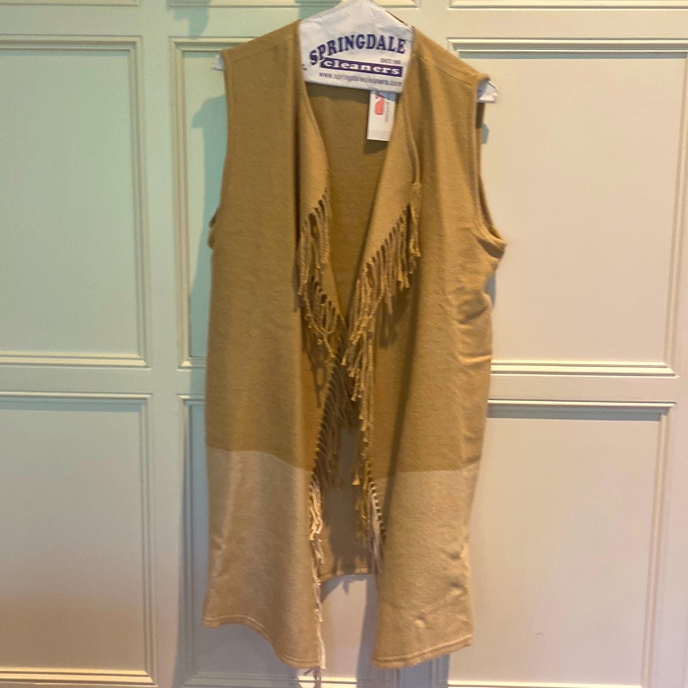 Vineyard vines NWT oatmeal/Heather fringe vest size M